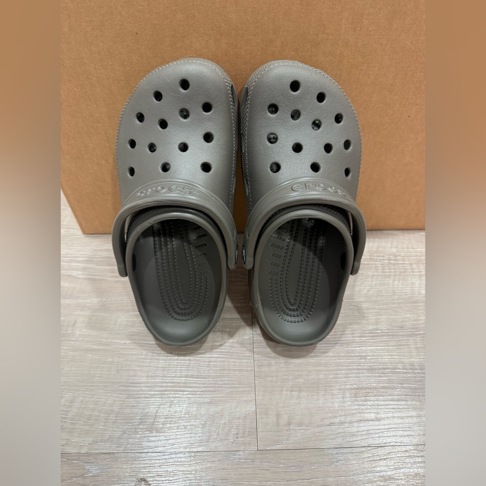 EUC Crocs Classic Clogs in Chocolate Size 7W/5M